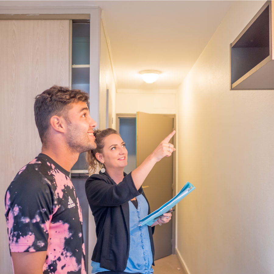 Jeune femme en formation interne